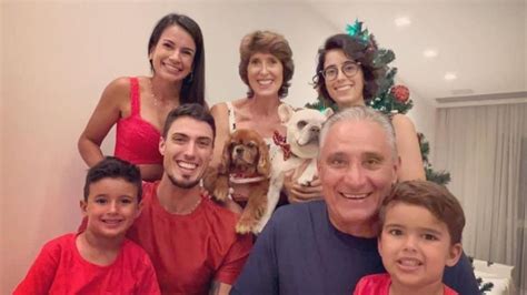 Discreta, filha de Tite estuda o papel de gênero na .